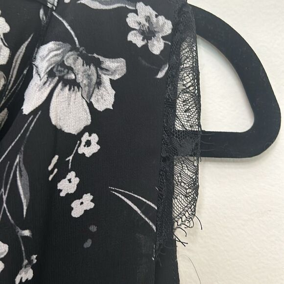 Tahari gorgeous blousr with lace details - Picture 4 of 6